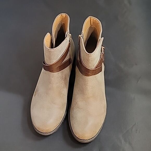 BRAND NEW I LOVE COMFORT VINTAGE ROUND TOE CROSSOVER BUCKLE STRAP ANKLE BOOTIES - Picture 3 of 16